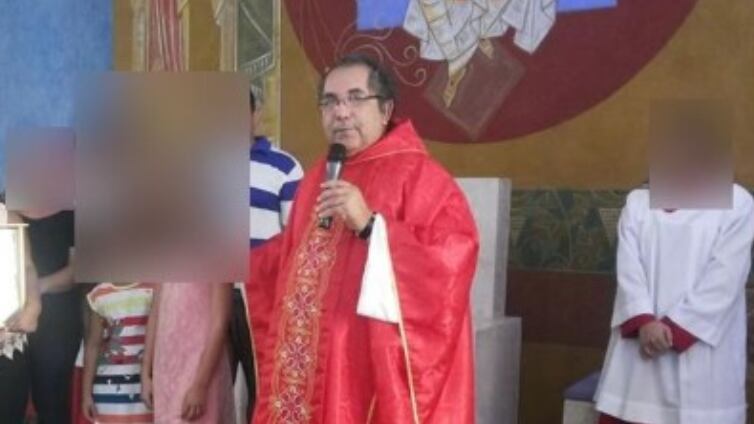 Ele foi afastado das funções religiosas.