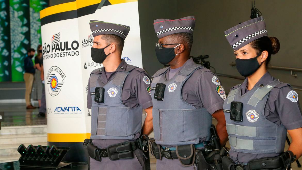 Policiais militares portando câmeras no uniforme