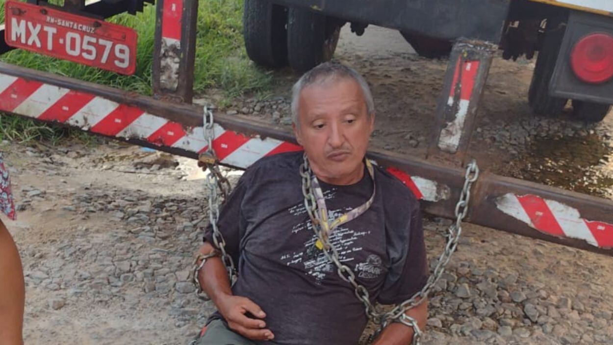 Homem se acorrenta em seu caminhão como forma de protesto contra buracos