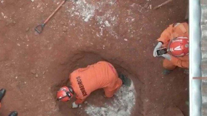 Equipes buscam corpos de vítima em cativeiro