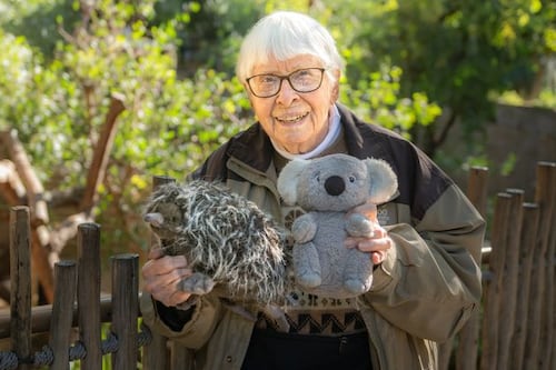 Aos 99 anos, mulher trabalha em zoológico e tem carinho especial por animais australianos