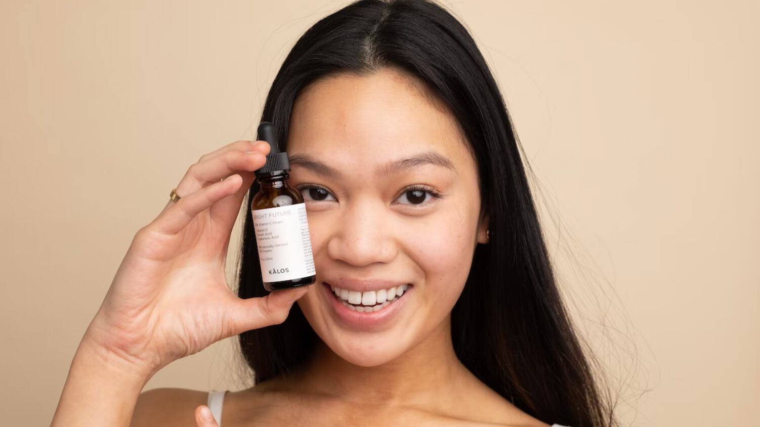 O retinol funciona sinalizando às células para se comportarem como células mais jovens, o que pode suavizar linhas finas e rugas, suavizar manchas e hiperpigmentação, além de melhorar o tom e a textura da pele.