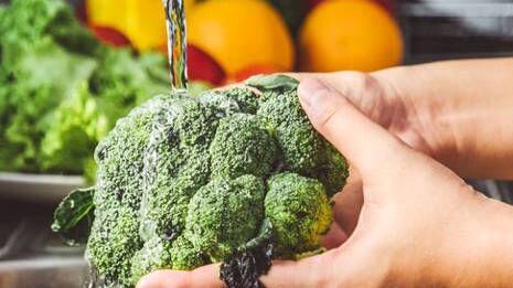 ¡Tu salud empieza con la limpieza!
Lavar bien frutas, verduras y mantener la higiene en la cocina es clave para evitar bacterias como salmonella o E. coli.