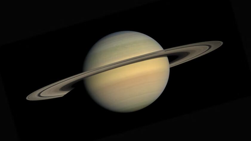 Hubble da NASA capta imagem imponente de auroras boreais de Saturno