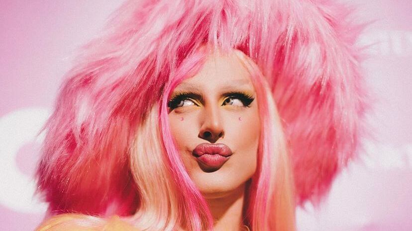 Diego Martins, que interpreta Kelvin em Terra e Paixão, aparece de drag queen