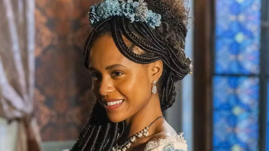 Beatriz (Duda Santos) caracterizada como Aurélia, protagonista da adaptação fictícia do romance Senhora, produzida pela TV Ondas do Mar em Garota do Momento