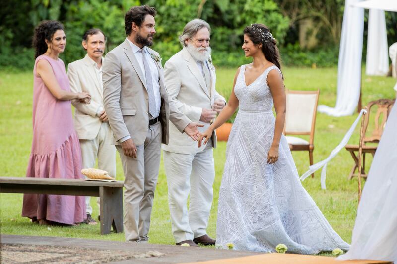 Tereza (Clarissa Pinheiro), Timbó (Enrique Diaz), José (Sergio Guizé), Coronel Tertúlio (José de Abreu) e Candoca (Isadora Cruz) em "Mar do Sertão"