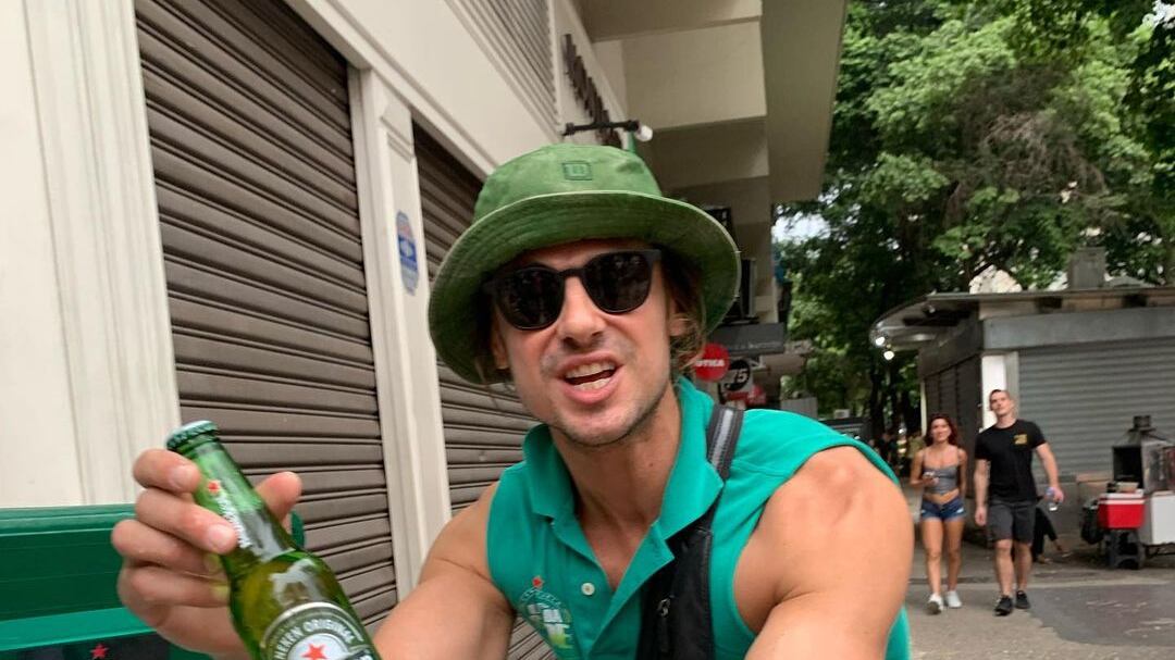 Ex-galã da Rede Globo trabalha como ambulante no RJ