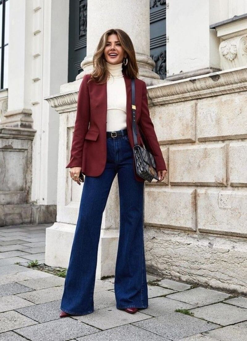 ¿Cómo usar jeans acampanados y blazer después de los 50?