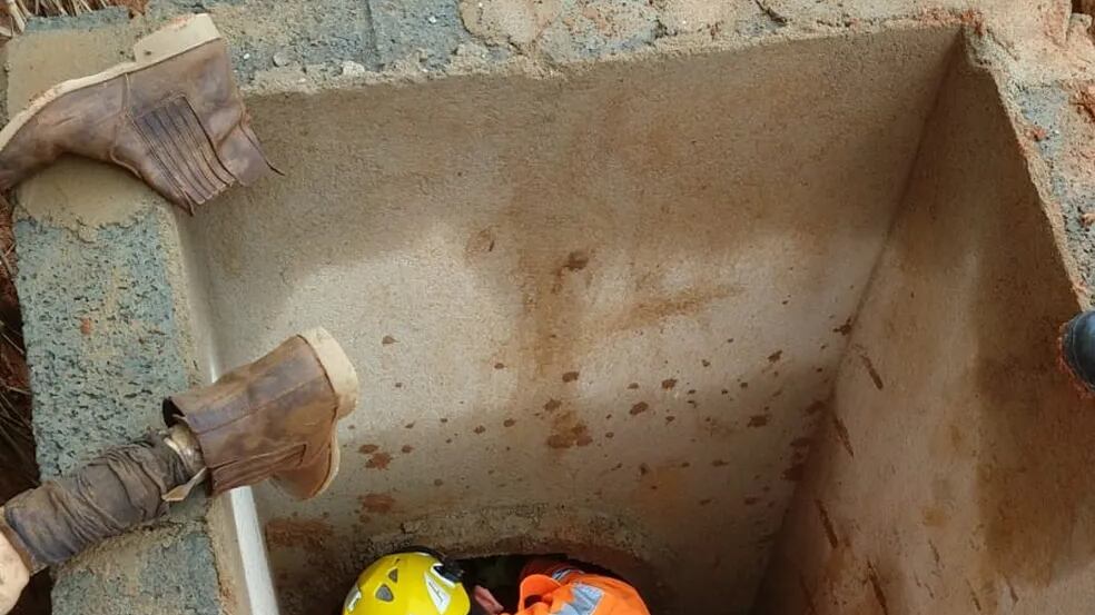 Homem fica 14 horas dentro de bueiro em MG