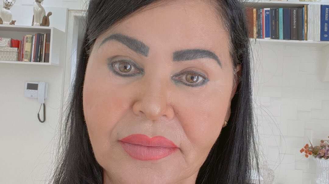 Mãe de Eduardo Costa chama a atenção na internet por ‘maquiagem ousada’: “não tem ninguém para avisar?”