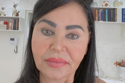 Mãe de Eduardo Costa chama a atenção na internet por ‘maquiagem ousada’: “não tem ninguém para avisar?”