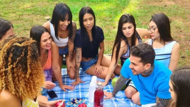 Arthur O Urso e suas oito mulheres são adeptos do poliamor