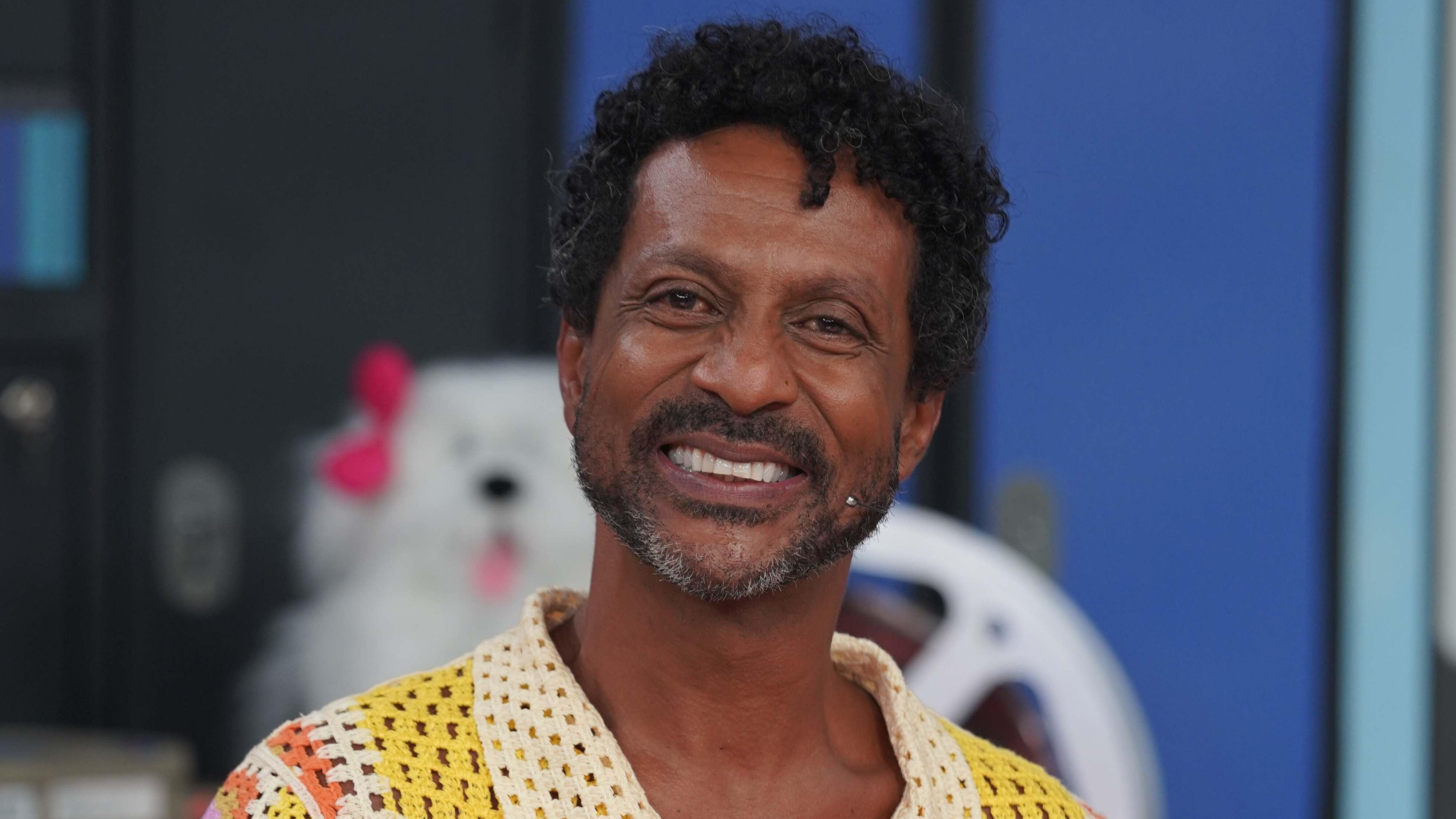 Luis Miranda interpreta Asdrúbal, o novo conselheiro de Candinho (Sergio Guizé) na novela Êta Mundo Melhor!