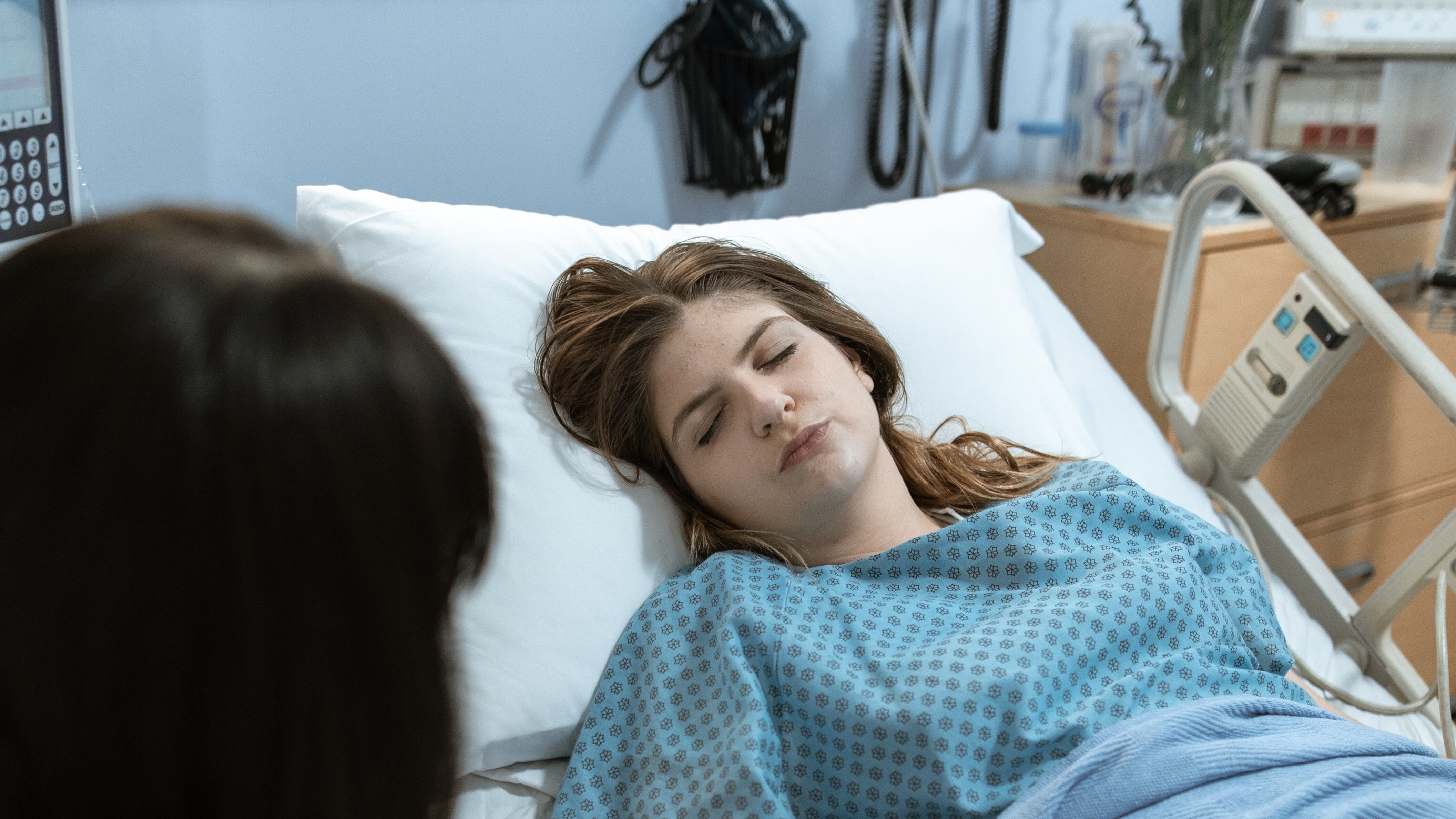 Mulher branca internada no hospital em tons azuis