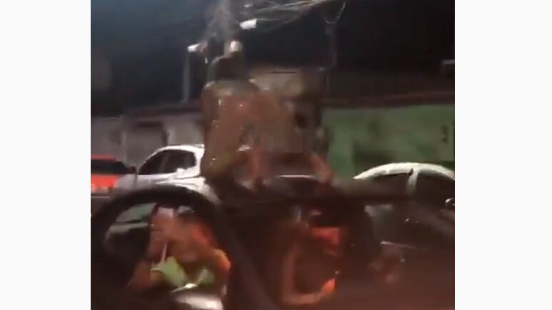 Mulher dança funk no teto do carro