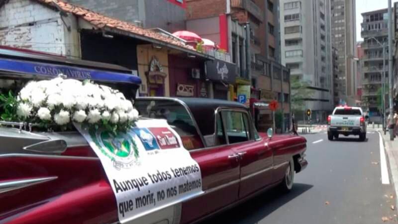 Carro funerário transporta morto nas ruas da Colômbia