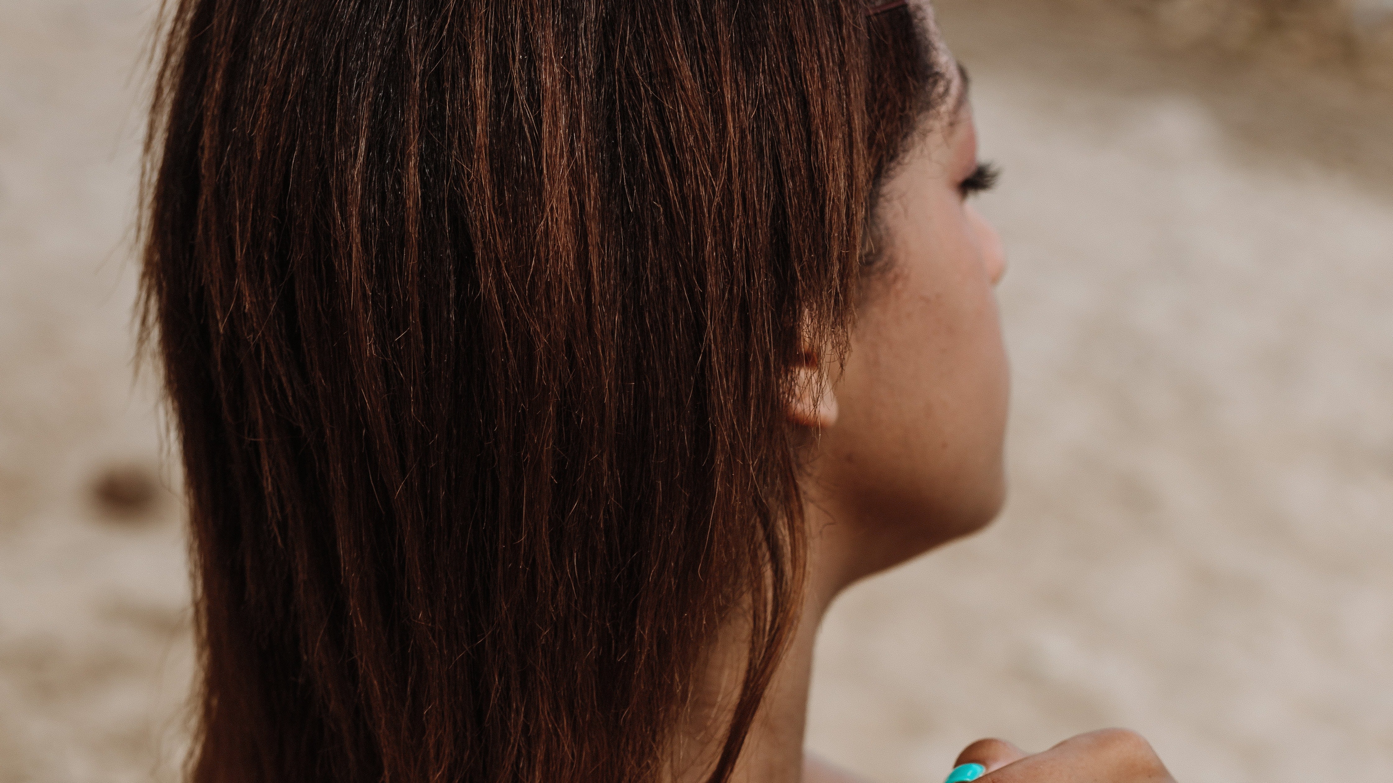 Mulher de biquíni passando protetor solar