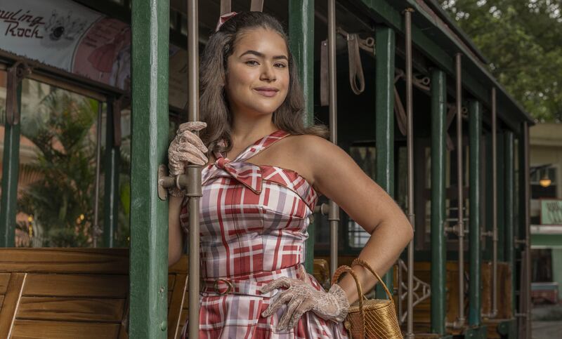 Bia (Maisa) derruba Beatriz (Duda Santos) no colo de Cássio (Daniel Rangel) durante a divulgação da novela da TV Ondas do Mar