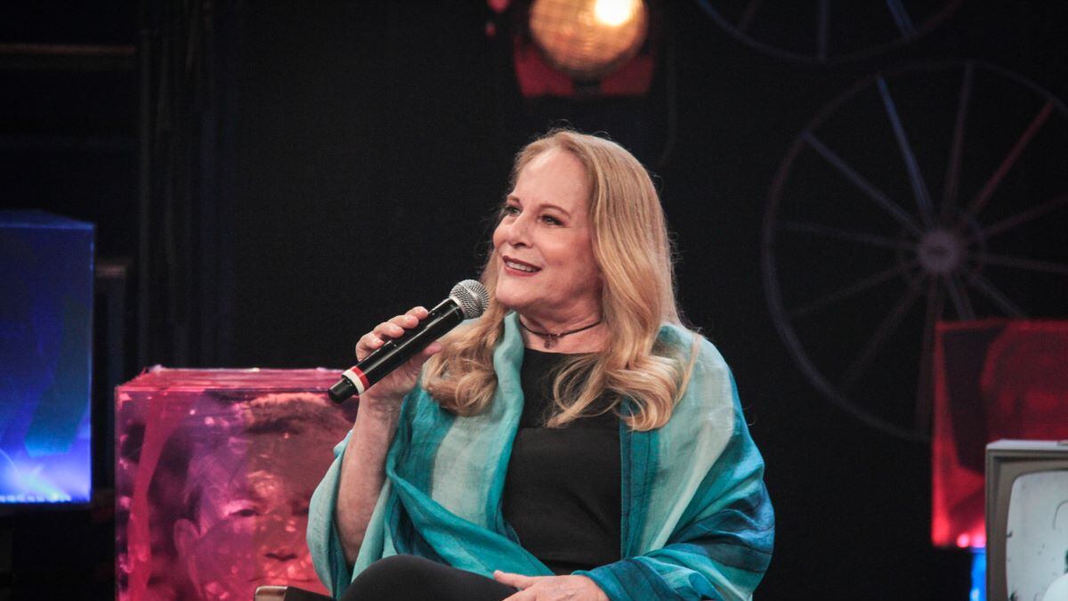 Lucinha Lins interpreta Ruth, mãe de Marco (Guilherme Weber) que se esconde trás de uma identidade falsa em Volta por Cima