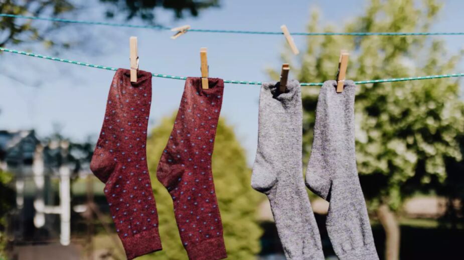 Esta é a misturinha ‘secreta’ para acabar de vez com as meias coloridas encardidas