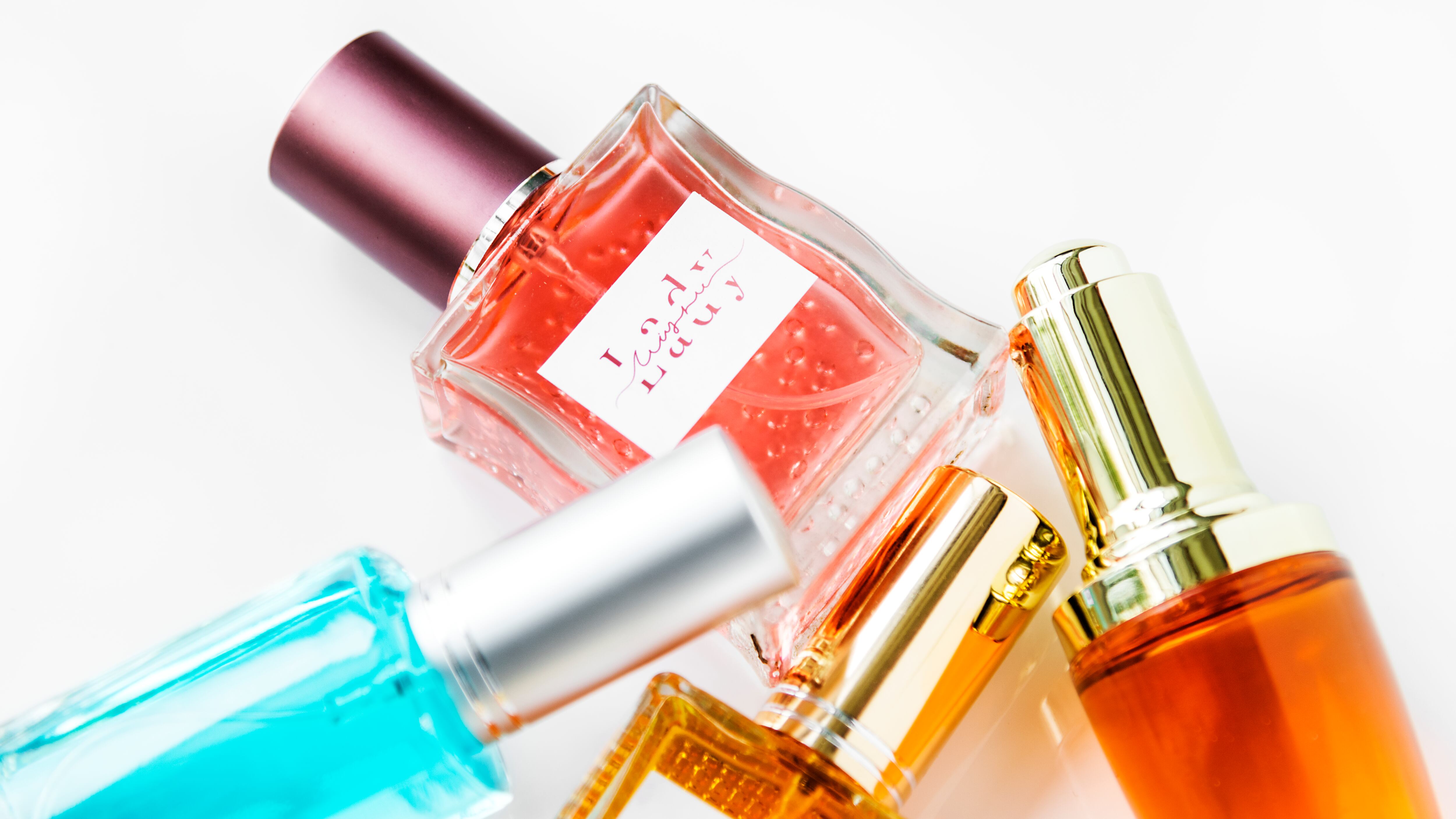 Frascos de perfumes coloridos