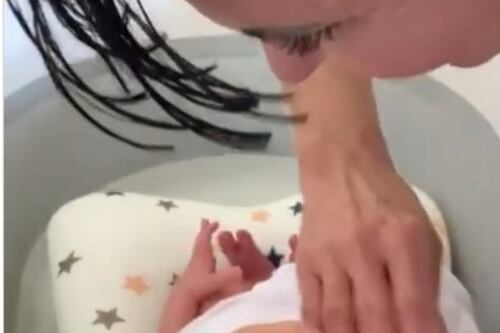 Gretchen compartilha vídeo dando primeiro banho no neto: “Essa é a Gretchen que vocês não conhecem”