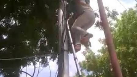 Eletricista é multado por pilotar moto sem capacete e decide se vingar