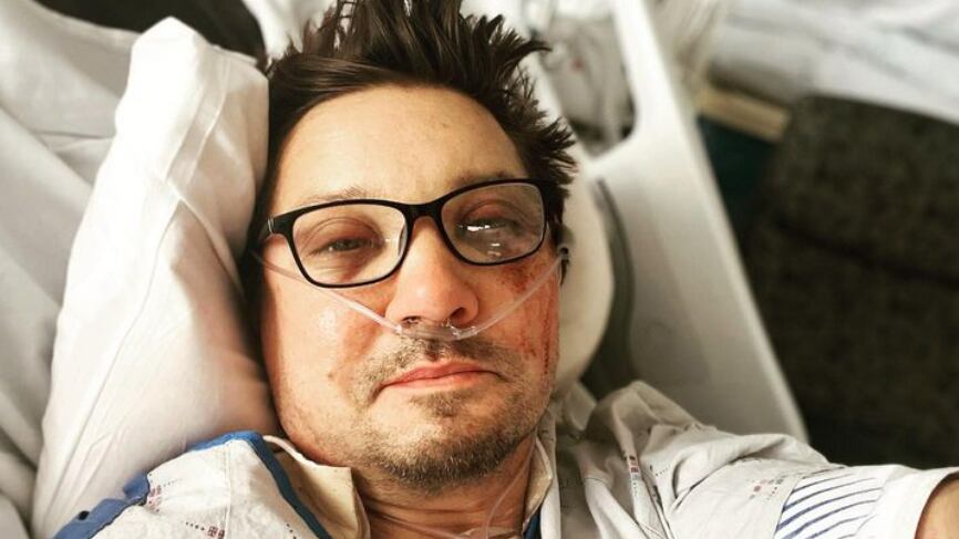 Jeremy Renner faz post em Instagram após acidente para acalmar e agradecer fãs e amigos