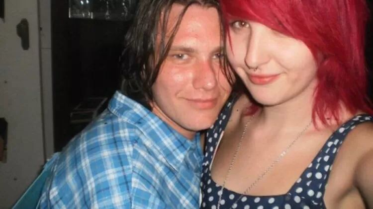 Jovem é parada em aeroporto após levar cinzas do namorado em lugar que você nunca iria imaginar