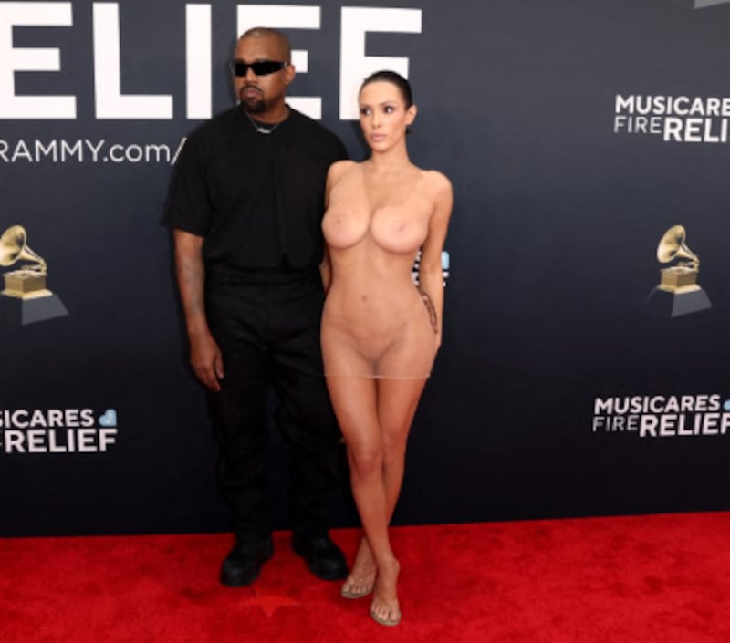Look de Bianca Censori no Grammy 2025 causa furor