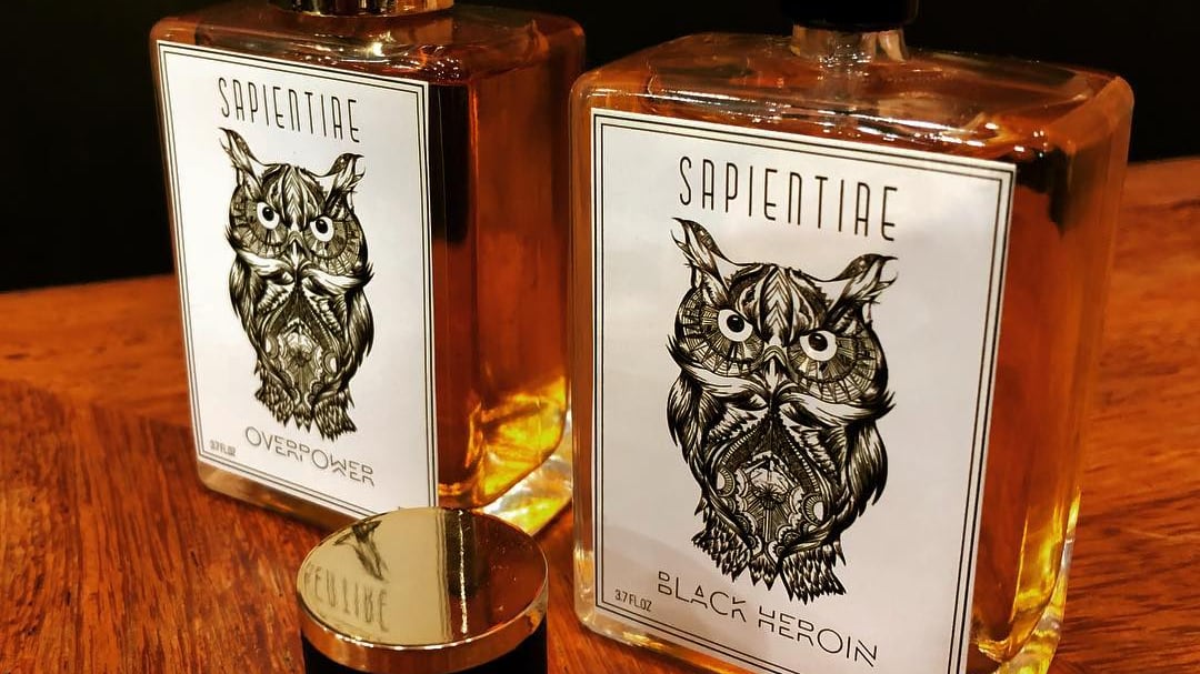 Frascos de perfumes Overpower e Black