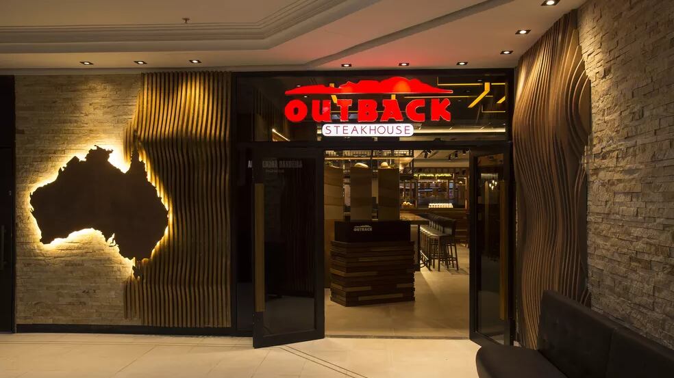 Outback extinguiu prática de funcionário se ajoelhar após queixa ao MP