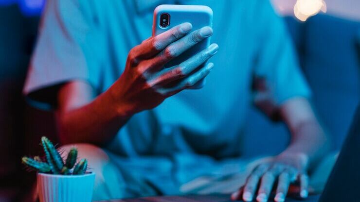 Jovem paga ladrão para roubar celular de namorado e descobrir se ele era infiel; assim tudo terminou