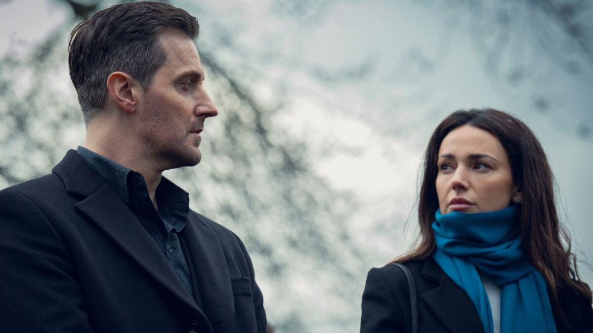 Richard Armitage y Michelle Keegan en la serie 'Engaños'
