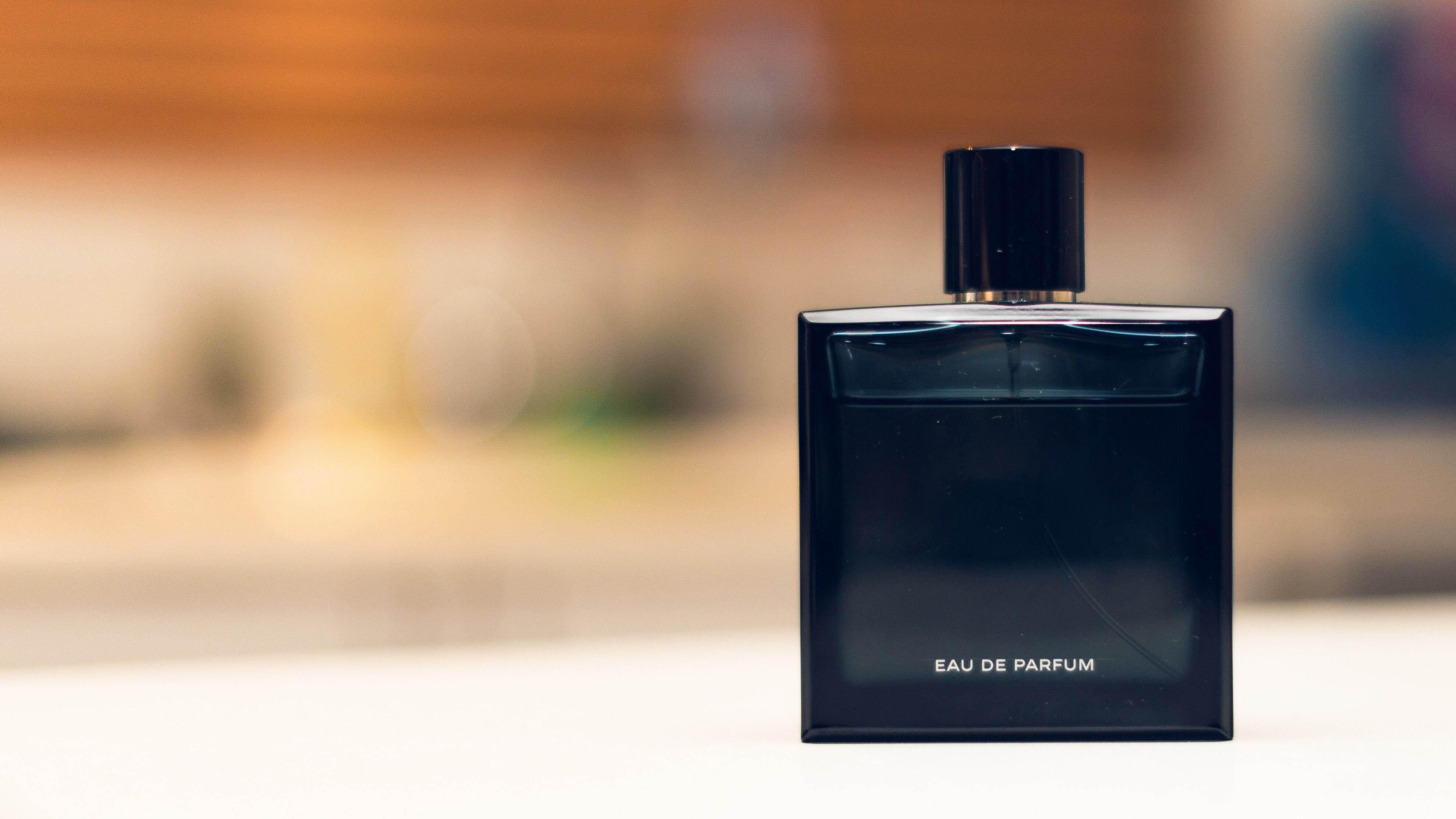 Frasco de perfume preto