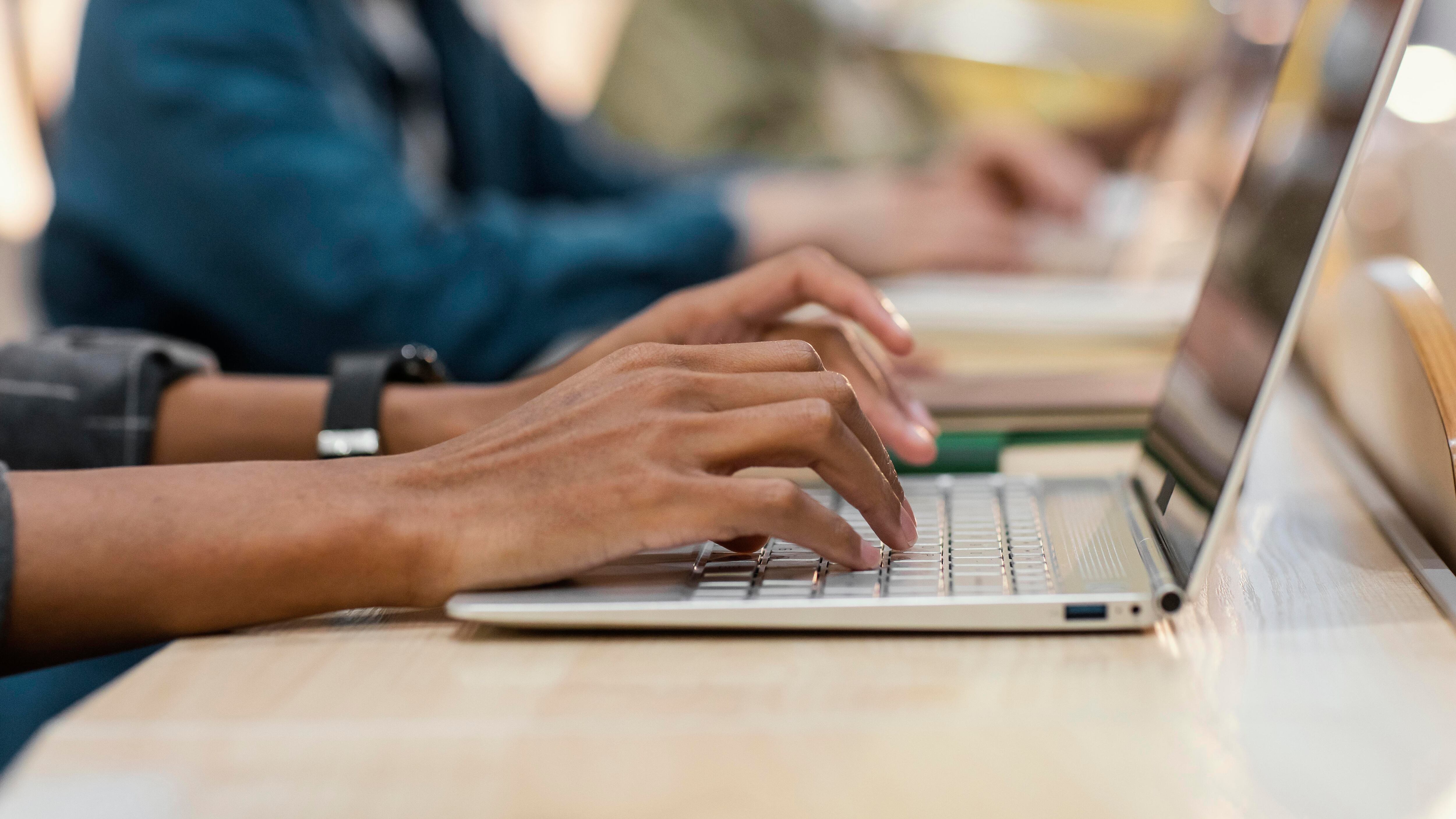 estudante no computador