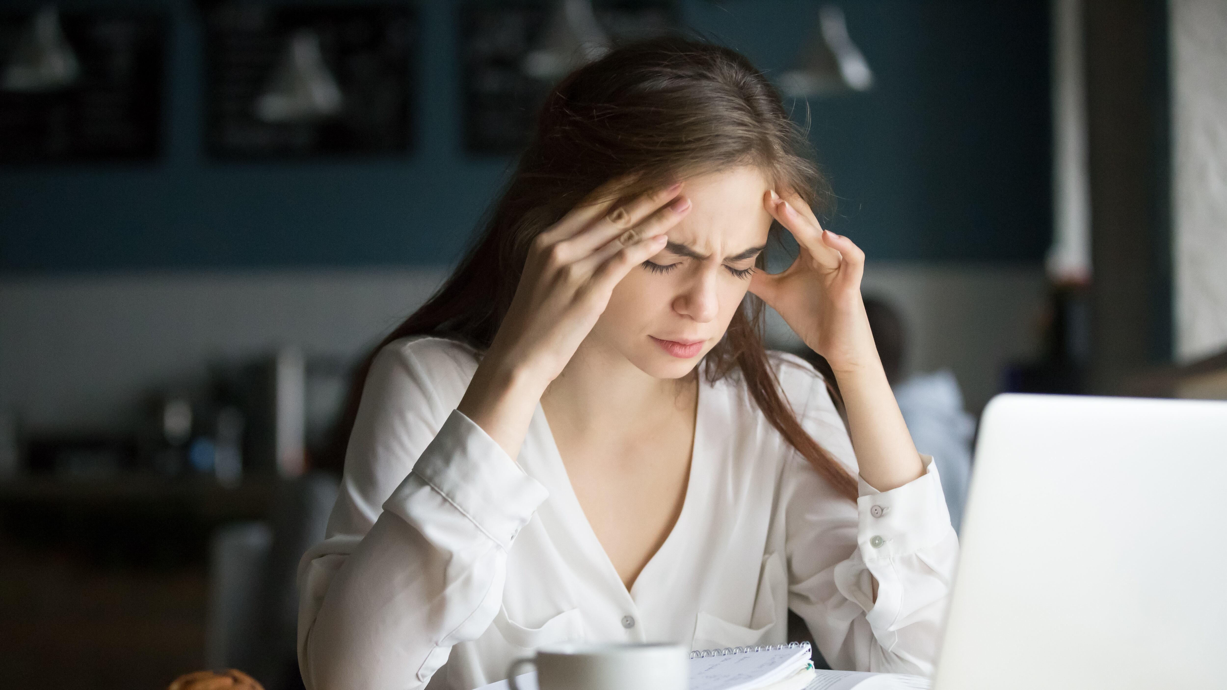 Dor de cabeça súbita e intensa pode ser um dos sinais de AVC