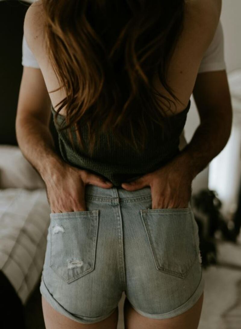 Un hombre toca las pompas de la mujer con la que tiene una relación por varios motivos