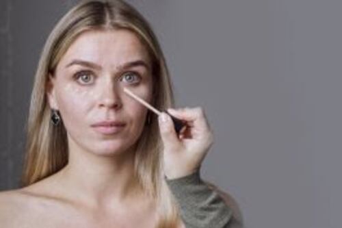 Técnica de lifting na maquiagem rejuvenesce a expressão