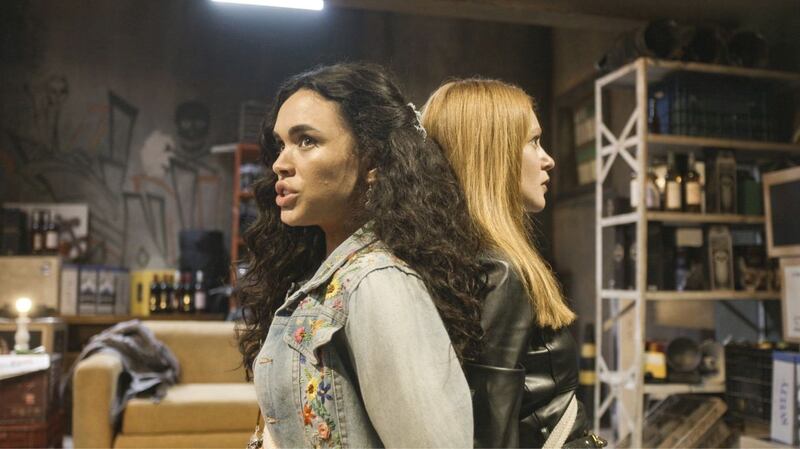 Fuzuê: Luna (Giovana Cordeiro) e Preciosa (Marina Ruy Barbosa) no esconderijo de Merreca (Ruan Aguiar)