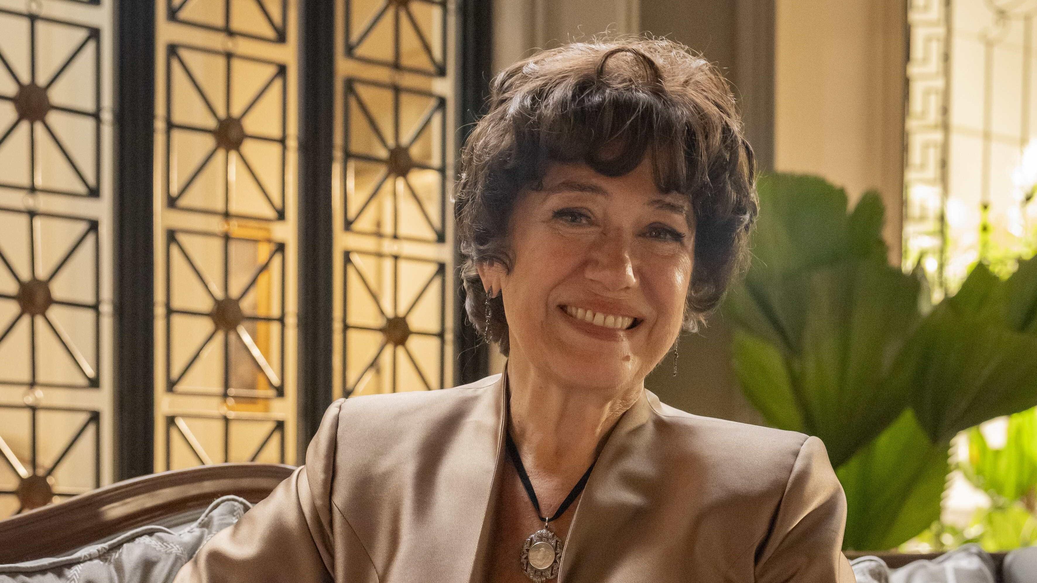 Maristela (Lilia Cabral) conta para Juliano (Fabio Assunção) como matou o marido de Zélia (Leticia Colin) e transformou a Perfumaria Carioca num império da década de 1950 em Garota do Momento