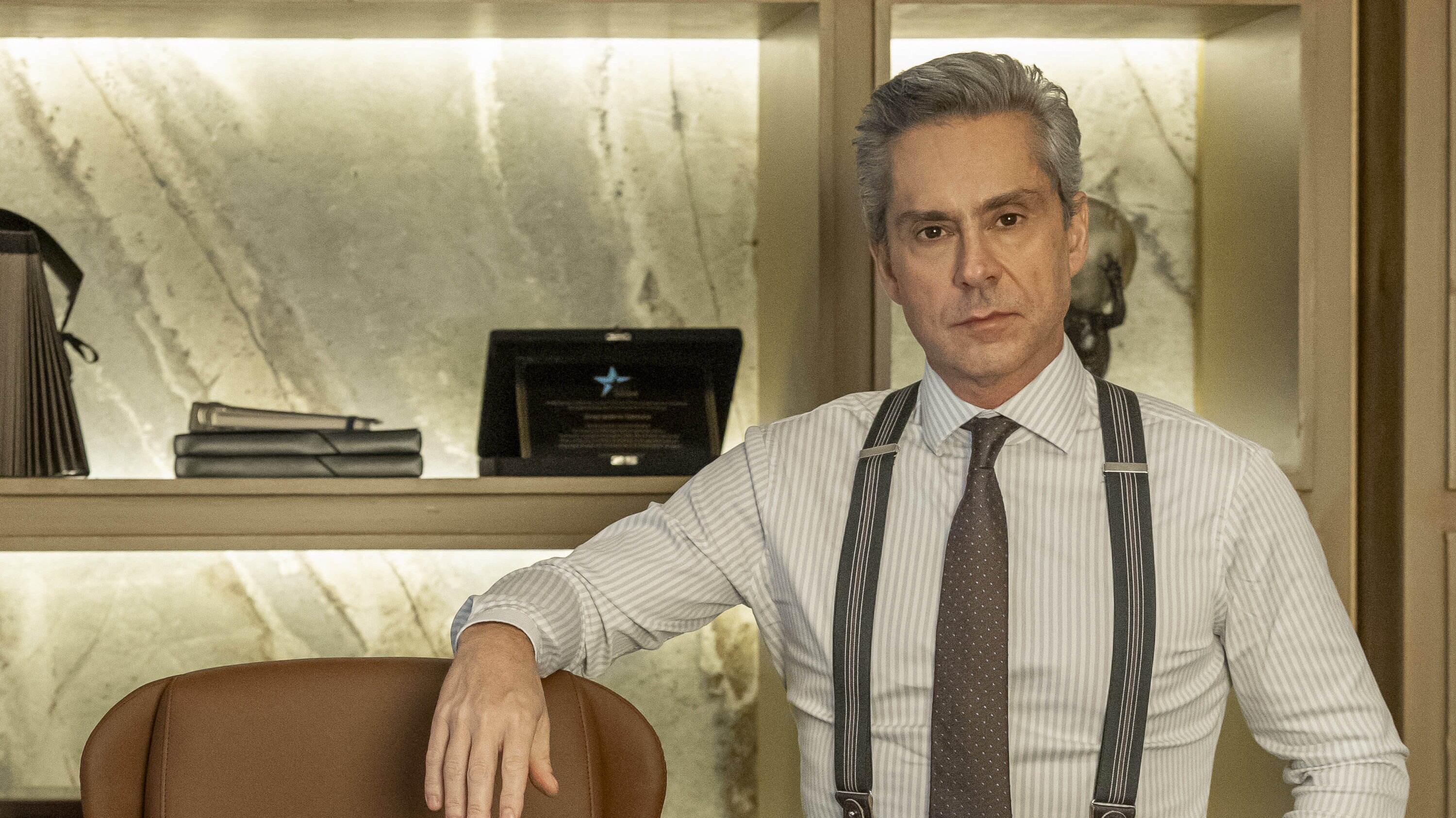 Fãs chamam Alexandre Nero de "péssimo" ao aparecer como Marco Aurélio no da novela Vale Tudo adaptada por Manuela Dias