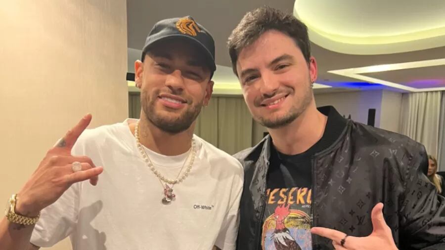 Felipe Neto compartilha clique ao lado de Neymar