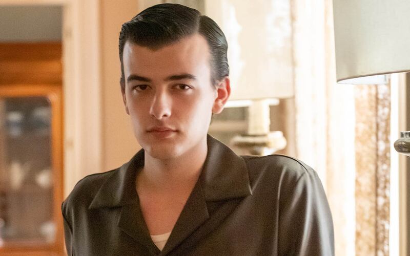 Rodolfo (Thiago Voltolini) leva Carlito (Caio Cabral) para ver o pai como drag queen  em Garota do Momento