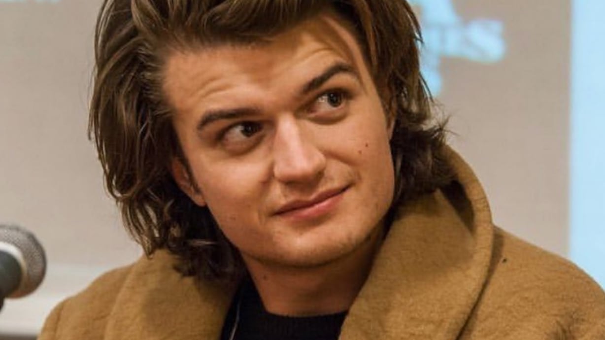 O arco de desenvolvimento do personagem de Keery foi muito bem construído, mas o ator vem enfrentando importunações com questionamentos e comentários dos fãs sobre seu cabelo, uma cabeleira bem ao estilo dos anos 1980.