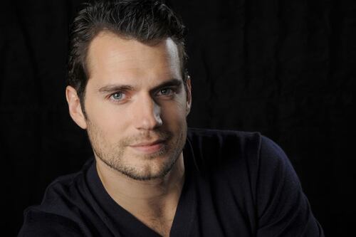 Saiba quem é e o que faz a namorada com quem Henry Cavill terá um filho