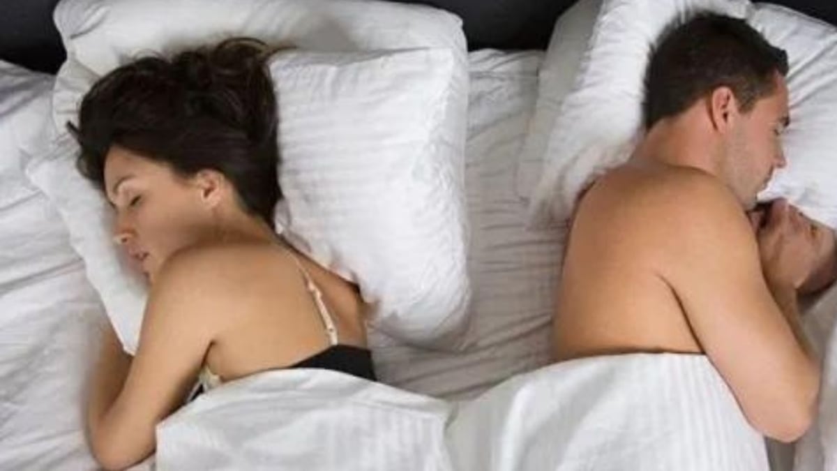 ¿Seguridad y confianza? Esto es lo que dicen los expertos sobre las parejas que duermen dando la espalda
