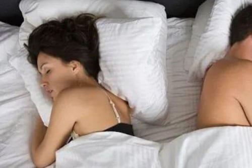 Seu parceiro dorme de costas para você? Veja o que essa posição ao dormir significa