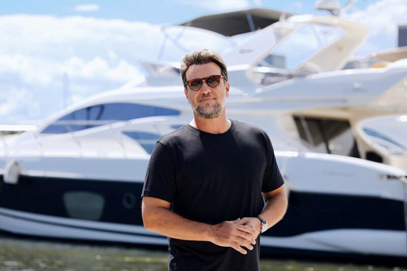 Molina (Rodrigo Lombardi) mata comparsa por descumprir suas ordens